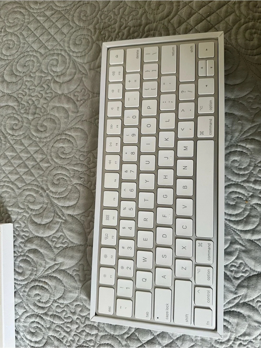 Apple magic White Wireless Bluetooth Compact Keyboard